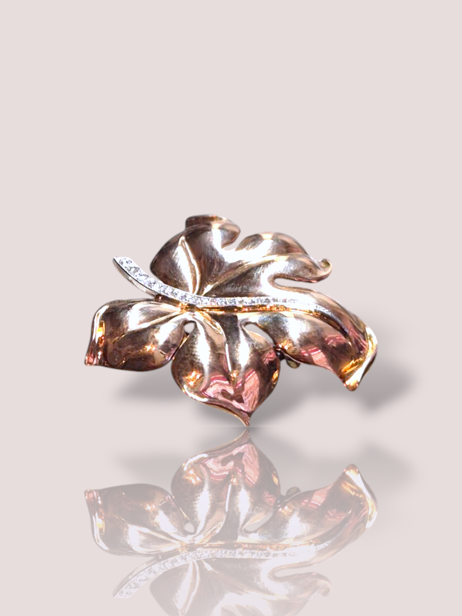 Deze vintage 18k roségouden broche is versierd met schitterende diamanten, waardoor het een echte eye-catcher is. De broche kan op verschillende manieren gedragen worden, zoals op een chique jurk, blazer of zelfs op een sjaal. Voeg een vleugje glamour toe aan elke outfit met deze prachtige broche!

We hebben bij deze broche ook bijpassende oorclips.