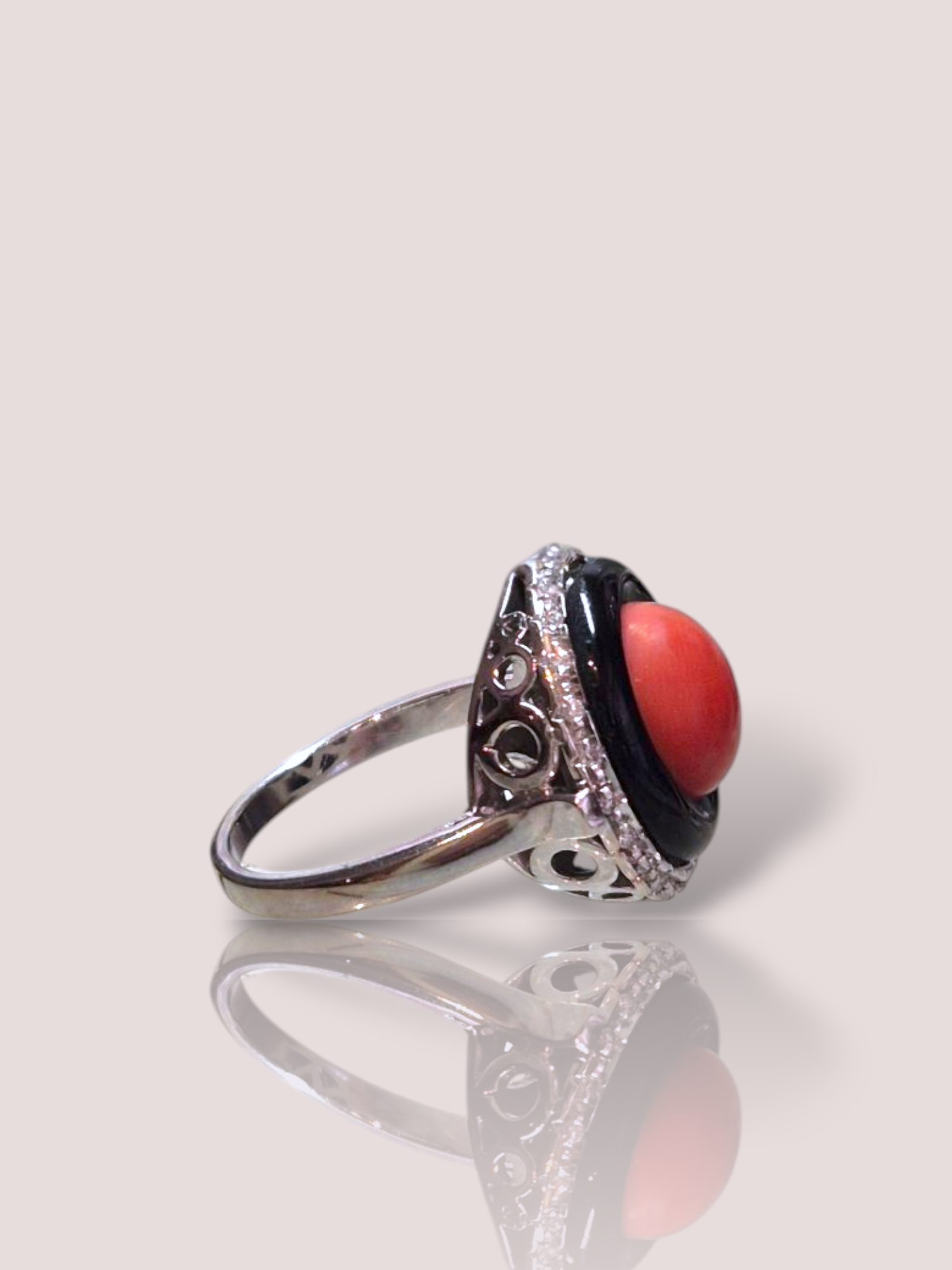 Deze Vintage 18k witgouden ring bevat koraal, onyx en diamanten. Perfect voor een luxe, elegante uitstraling. Draag hem solo voor een subtiele touch of combineer met andere ringen voor een gelaagde look. Ideaal voor speciale gelegenheden of als opvallend statement accessoire in je dagelijkse outfit. Een tijdloos juweel voor elke collectie.

De diameter van het koraal is 1cm en de ring bevat circa 22 briljant geslepen diamanten.

De kleur van het koraal op de foto kan afwijken van de werkelijkheid.