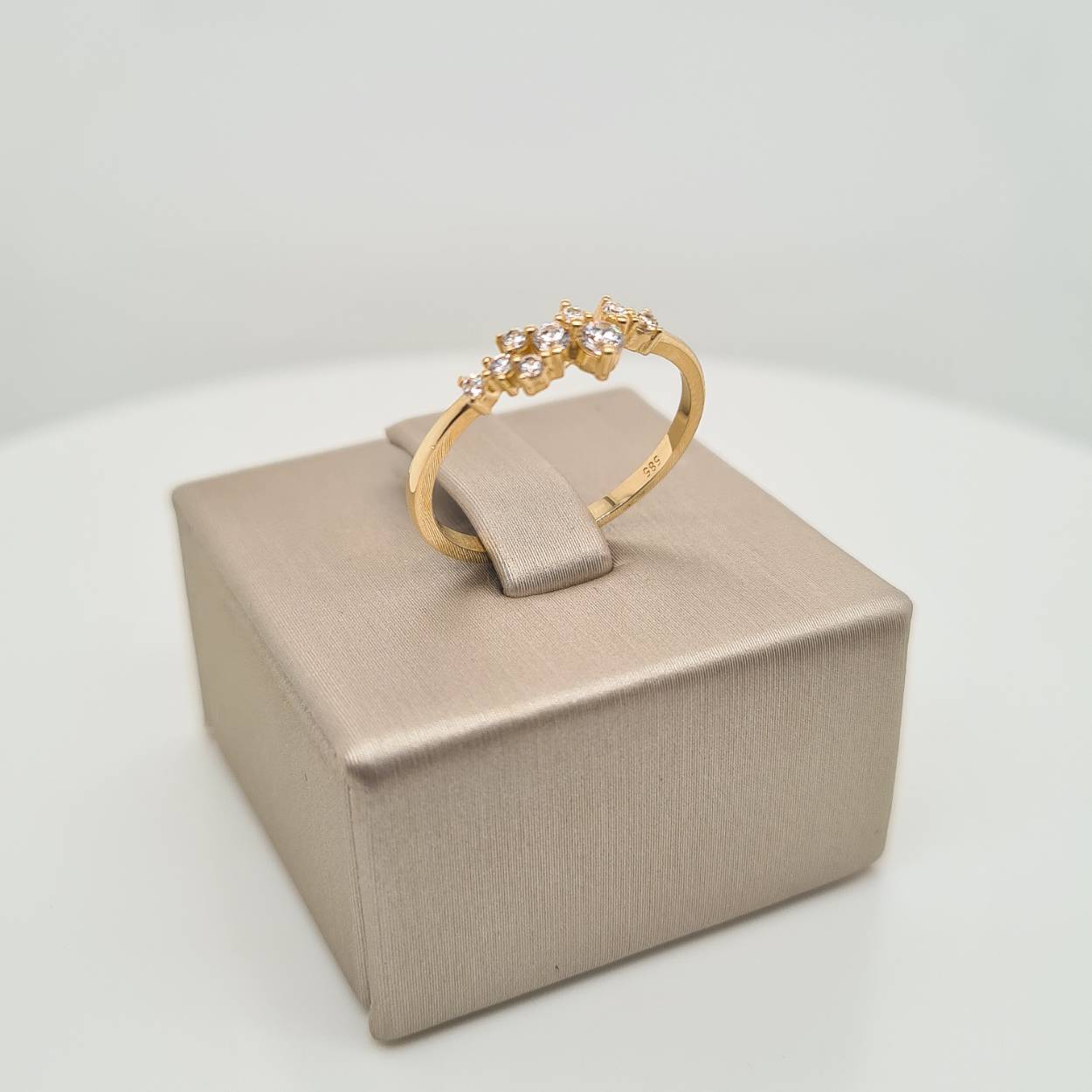 14k Geelgouden ring uitgevoerd met zirkonia. De ring heeft een breedte van 5mm. De maat van de ring is 50 (16mm).