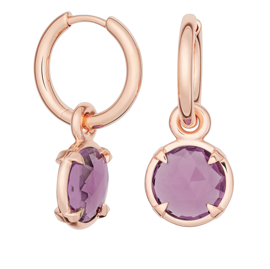 Wij waren opgetogen toen we deze amethyst brioletten, die speciaal voor ons worden geslepen, voor het eerst zagen. Wat een fantastische kleur! Ze komen extra goed tot hun recht in de Mira Mira aanhangers die door hun spel met het licht voor maximaal effect zorgen.
Mira Mira aanhangers met briolet geslepen amethyst aan 16mm oorringen; los van elkaar verkrijgbaar.