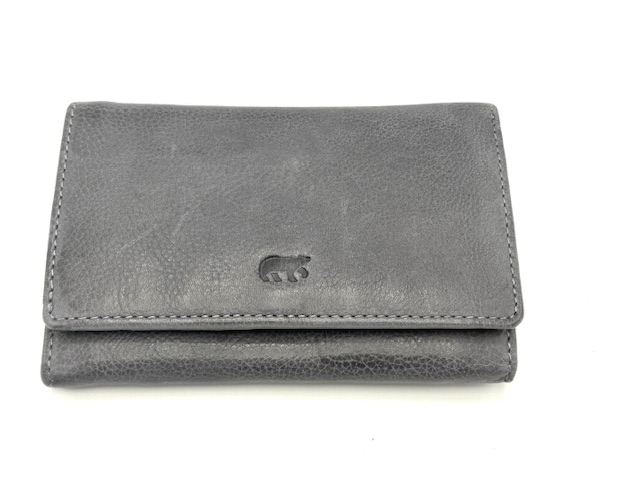 De BearDesign Flappie Moss met modelnummer CL 15572 is een stijlvol accessoire uit de categorie ACCESSOIRES, specifiek WALLETS_CREDITCARDHOLDERS. Dit product is ideaal voor het veilig bewaren van kaarten en geld. Draag het in je handtas of jaszak voor gemakkelijke toegang en een modieuze uitstraling. Perfect voor dagelijks gebruik of speciale gelegenheden.
10 pasjes
Papiergeld
Muntgeld

Afmetingen:
Hoogte 10cm x breed 14cm x diep 2cxm