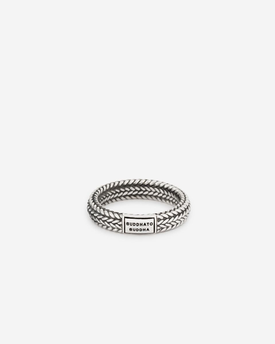 De Ellen familie is een van de subtielere en verfijnde schakels in onze Heritage collectie. De Ellen Small ring is een prachtige ring met de kenmerken van de Ellen schakel in zich. Het is een elegante ring die je goed kunt combineren met andere Buddha to Buddha sieraden. De Ellen Small ring is een kleinere en verfijndere versie van de populaire Ellen-ring.