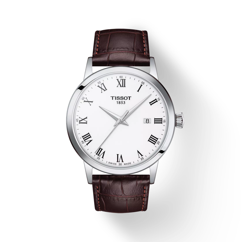 De populaire Tissot Classic Dream-collectie is herzien en heeft een nieuwe uitstraling gekregen. Er is echter niets veranderd in het oorspronkelijke doel om te streven naar het ontwerpen van het ideale klassieke, elegante horloge voor elke dag. De tijdloze stijl maakt dat deze collectie al jarenlang één van onze meest succesvolle is. De Classic Dream heeft een Swiss Made Quartz-uurwerk. De wijzerplaat met datumaanduiding en Romeinse cijfers geven het horloge een klassieke uitstraling. Dit herenmodel heeft een kast van edelstaal gecombineerd met een witte wijzerplaat. De donkerbruine leren band sluit middels een gesp.