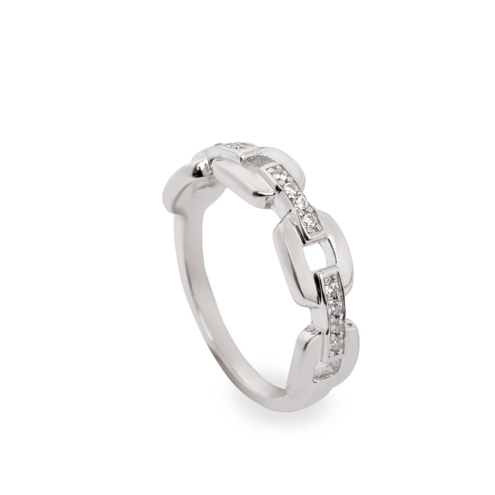 Silver ring with zirconia and link design, combining elegance and modernity in one piece. The central zircon brings a subtle sparkle, while the link design around the ring gives it a unique and sophisticated touch. Ideal for those looking for a versatile accessory to suit any occasion, from everyday to special events. Made in high quality silver, it offers durability and comfort. A delicate yet striking ring, perfect to enhance your personal style.