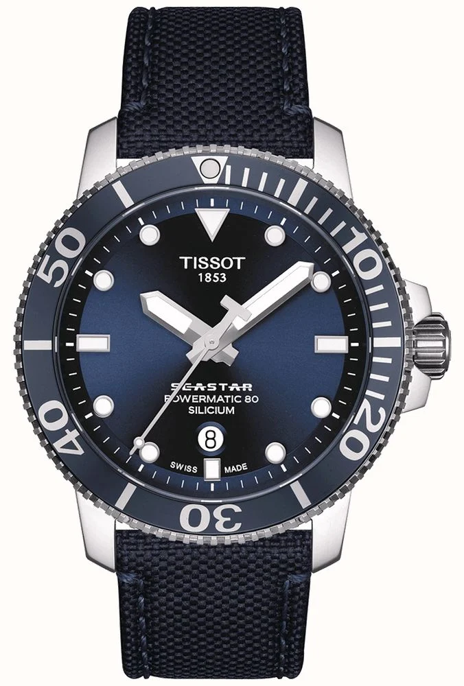 De Tissot Seastar 1000 Powermatic met modelnummer T1204071704101 is een stijlvolle polshorloge, gemaakt van roestvrij staal en voorzien van een blauwe stoffen band en blauwe wijzerplaat. Het horloge heeft een datumfunctie en een kastdiameter van 43 mm. Draag het met casual of zakelijke outfits voor een verfijnde en moderne look.