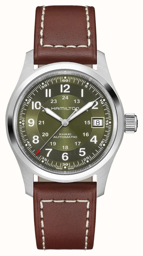 De Hamilton Khaki Field H70455560 is een automatische polshorloge met een roestvrijstalen kast en een groen wijzerplaat met duidelijk leesbare Arabische cijfers.  Het horloge heeft een bruin lederen band, een saffierglas en biedt een datumaanduiding. Waterbestendigheid tot 100 meter. Perfect te dragen bij casual en outdoor gelegenheden dankzij het robuuste en stijlvolle ontwerp.
