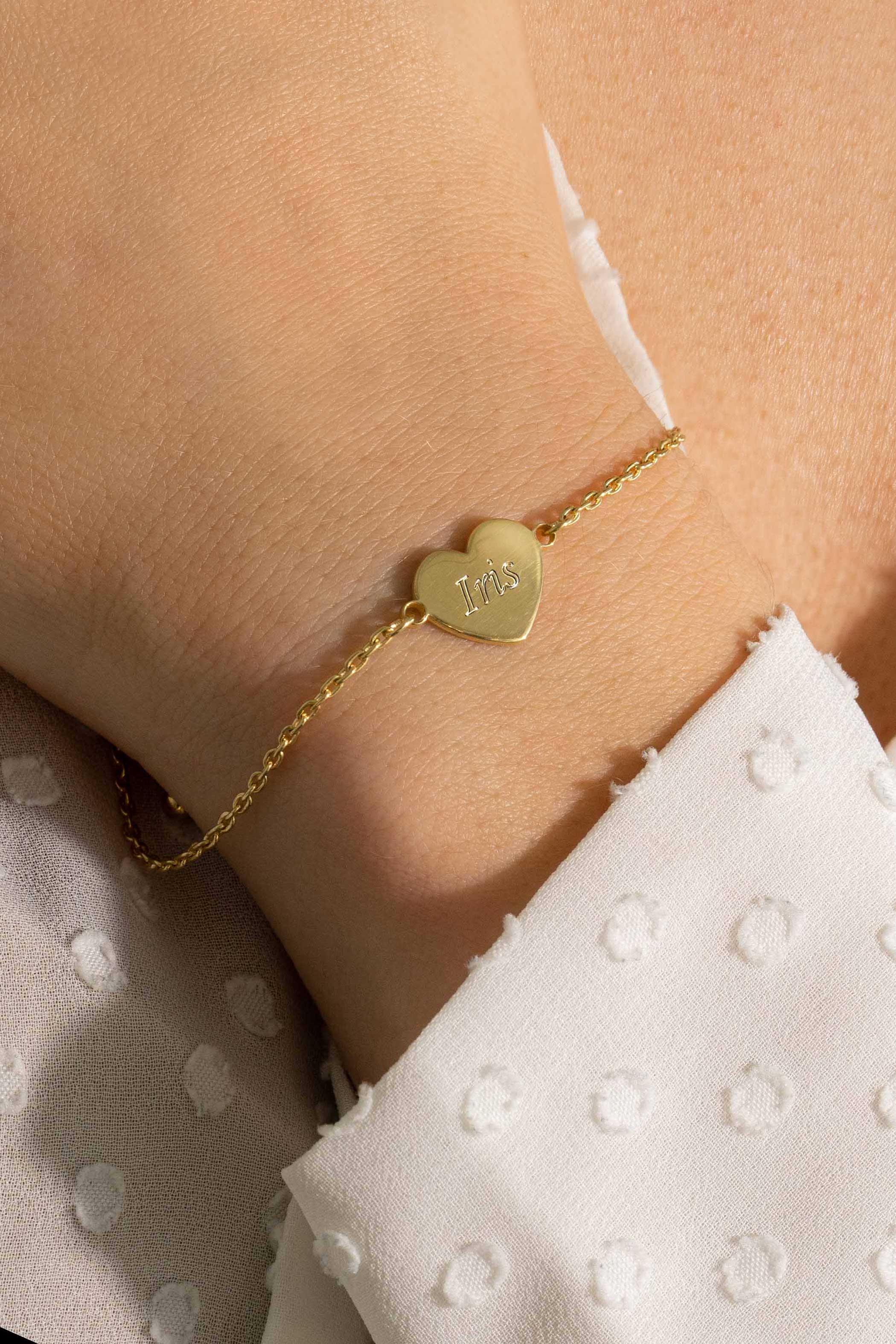 ZINZI gold plated zilveren armband met stevige anker-schakels en in het midden glanzend hart als plaatje. Het plaatje is 10mm. Mooi om een gravure in te zetten. Met herkenbaar Zinzi hartje bij de sluiting. De lengte is te variëren tussen 17 en 20cm. De armband is vervaardigd van eerste gehalte zilver (925) en voorzien van een extra 14K geel vergulding.