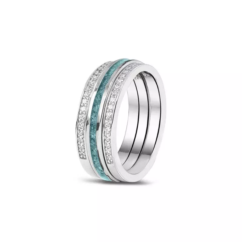 Zilveren infinity ring met siders. Dit sieraad wordt zichtbaar rondom gevuld met as en wordt vermengd met onze speciale hars. De aanschuifringen zijn hierbij aan de midden-ring vast gesoldeerd.