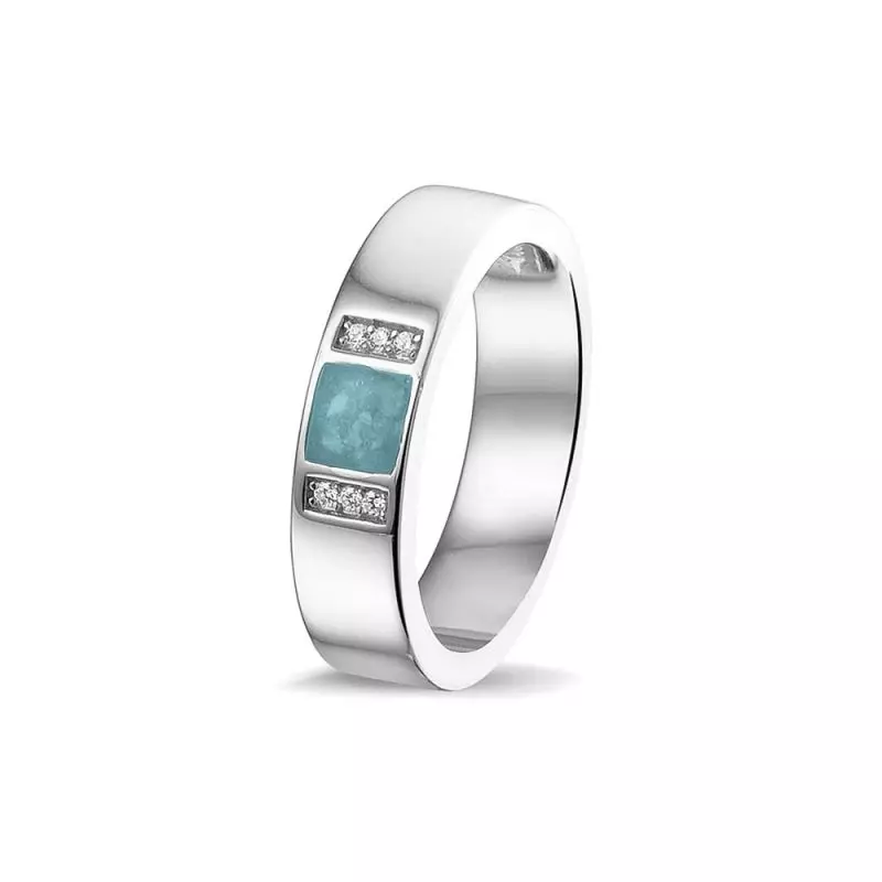Zilveren ring met zirkonia. Dit sieraad wordt zichtbaar aan de voorkant gevuld met as en wordt vermengd met onze speciale hars