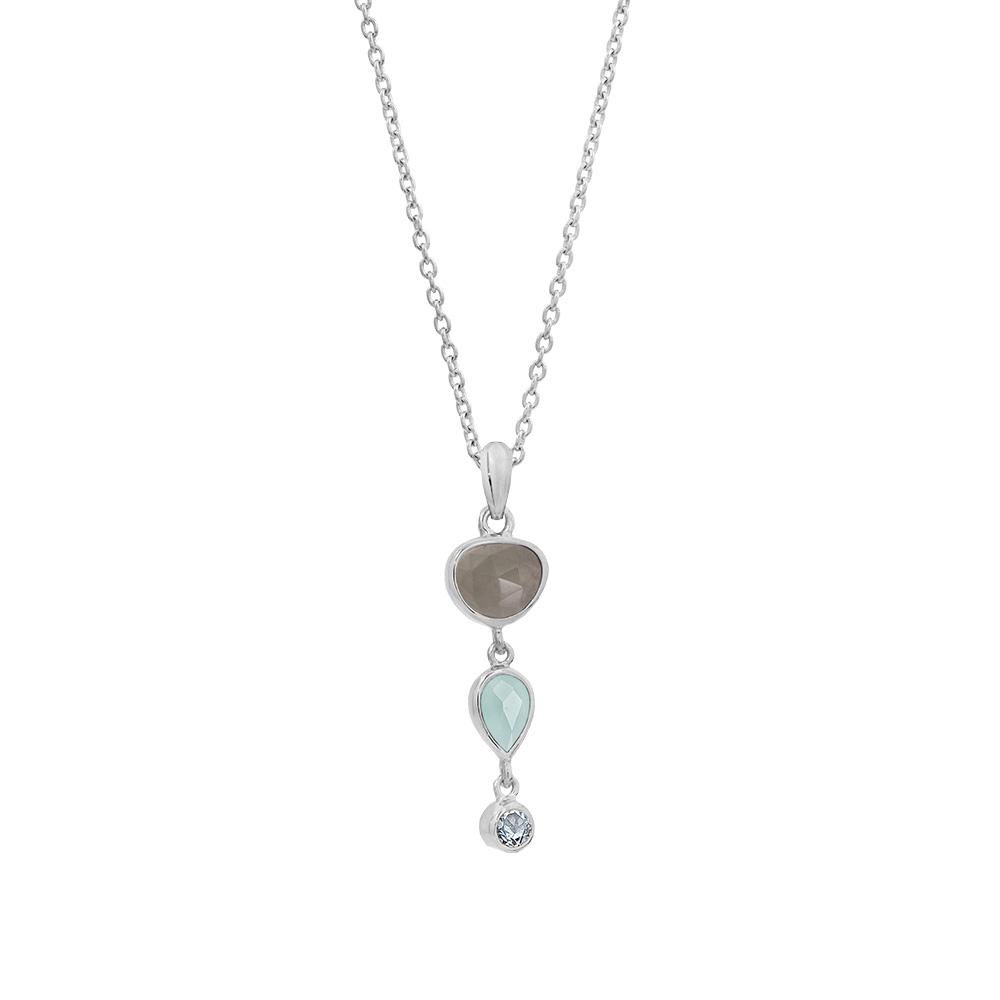 Deze sterling zilveren ketting heeft een mooie hanger met een lengte van +/- 3 cm. De hanger bevat een 7 x 6 mm roosgeslepen grijze maansteen, een 6 x 4 mm chalcedoon en een 2,5 mm ronde gefacetteerde blauwe topaas. De ketting kan op 42 cm en 45 cm gedragen worden.
