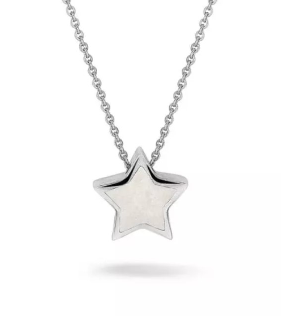 Ster hanger, inclusief collier. Het collier gaat door het sterretje heen waardoor de ster heen en weer kan bewegen. De &lsquo;voorkant&rsquo; van het sterretje kan gevuld worden me as. U kunt het sterretje met de vulling naar voren dragen of juist tegen u aan. Ook is er ruimte om een vingerafdrukje op het gladde deel van de ster te zetten. 