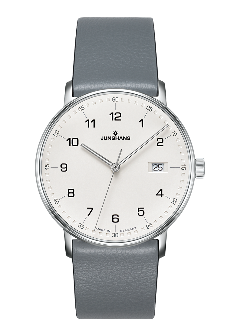 De Junghans Form Quartz met modelnummer 41/4885.00 is een stijlvolle horloge met een ronde, zilverkleurige kast van roestvrij staal en wit wijzerplaat met Arabische indexen. Het heeft een echt leren grijze band en een analoog quartz uurwerk. Waterbestendig tot 5 ATM, met saffierglas en datumaanduiding. Perfect te dragen bij zakelijke en casual gelegenheden. Gewicht: 43 gram.