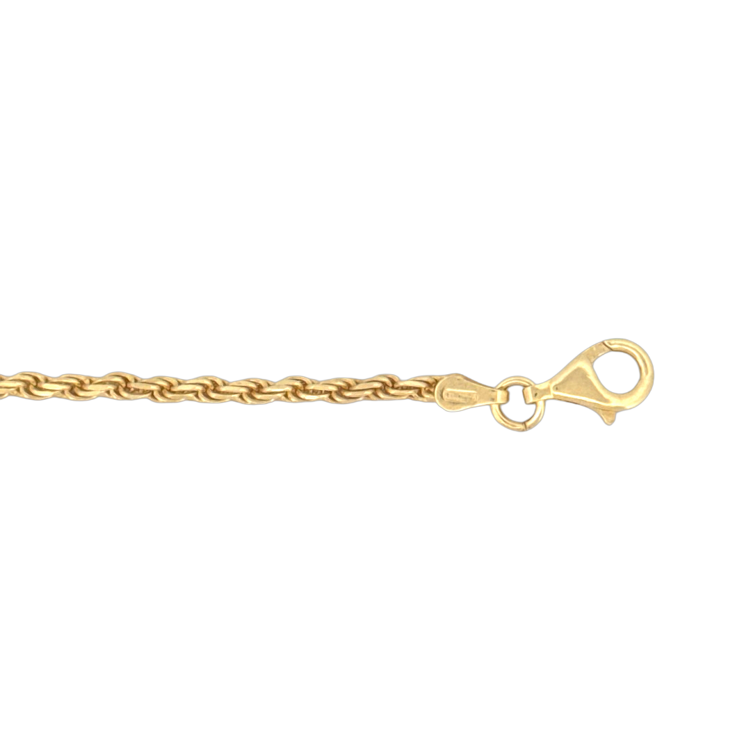 Het Zilveren Koordcollier verguld 2.25mm 45cm is een elegante ketting van verguld koord. Perfect als stijlvol accessoire voor elke gelegenheid. Draag het solo voor een subtiele uitstraling of laag met andere kettingen voor een trendy look. Een veelzijdig sieraad dat je garderobe zeker zal verrijken. Maak je outfit compleet!