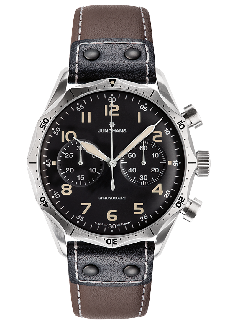 Bestelnummer: 27/3591.00
Pilot Chronoscope
In de jaren 30 produceerde Junghans bedieningspaneelinstrumenten voor vliegtuigen en luchtschepen, en bedacht uiteindelijk een legendarische pilotenchronograaf voor de Duitse strijdkrachten in de jaren 50. De fascinatie voor de luchtvaart is duidelijk zichtbaar in de Pilot: kenmerkende lichtgevende cijfers en wijzers op de wijzerplaat zorgen voor optimale leesbaarheid. De ergonomisch ontworpen lunette biedt uitzonderlijke grip en een unieke look.