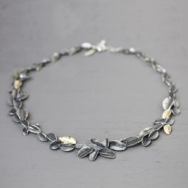 Collier gemaakt van 925 geoxideerd sterling zilver, met stukjes zilver verguld.