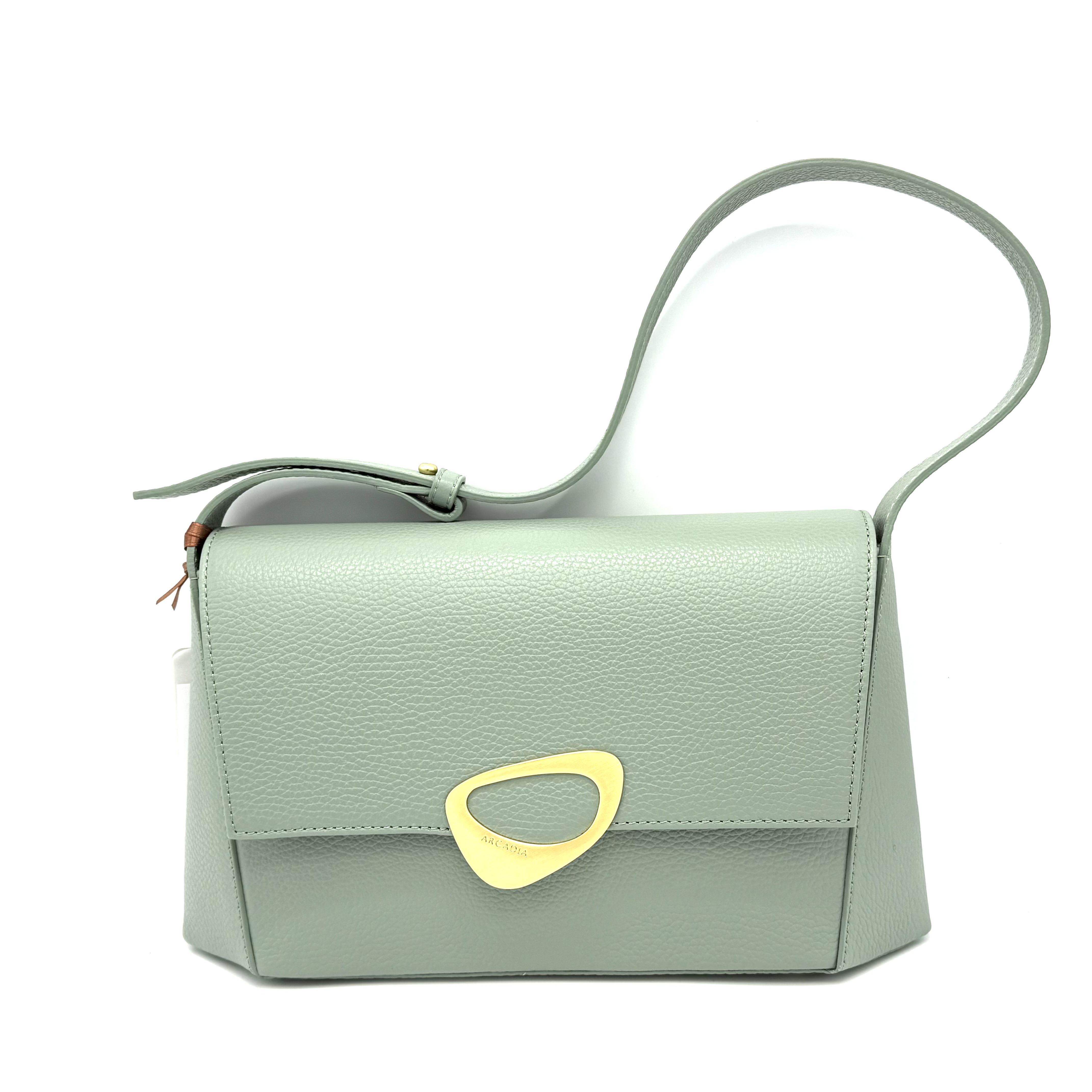 Calipso Medium-tas
De Arcadia Calipso is een tas met een exclusief design en elegante lijnen die doen denken aan de jaren 30, maar dan in een eigentijds jasje.


Productdetails

• Hoogte: 6,75 inch / 17 cm
• Lengte: 31 cm / 12,25 inch
• Diepte: 9 cm / 3,50 inch
Gekorreld kalfsleer / Gewicht: 0,8 kg / Handvatlengte 17-29 cm – 6,75-11,50 inch / Magnetische sluiting / Binnenzak met rits / Geborstelde gouden hardware / Merkvoering / Beschermende metalen voetjes / Interne metalen plaat Arcadia Made in Italy / Modellengte 5'64” – 172 cm