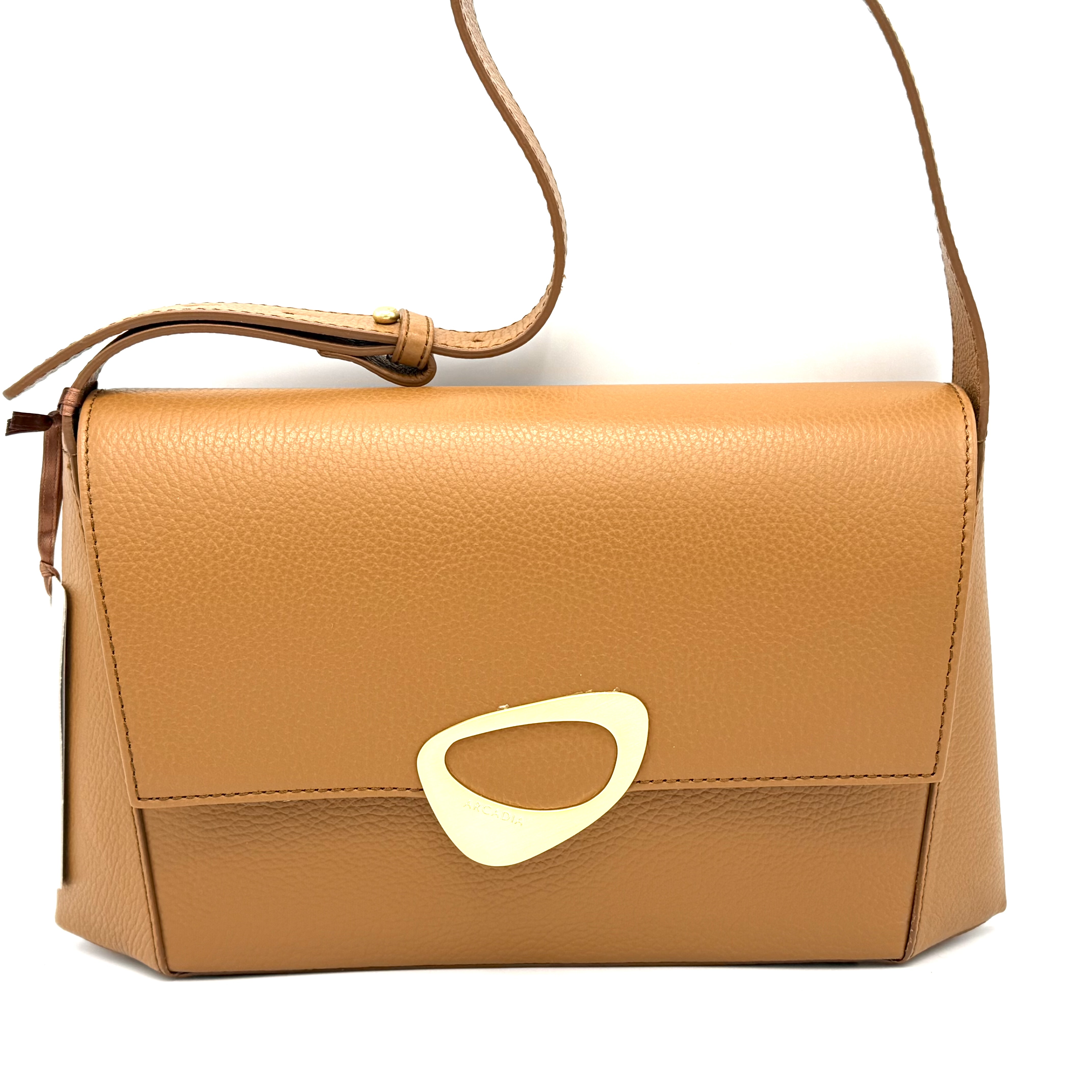 Calipso Medium-tas
De Arcadia Calipso is een tas met een exclusief design en elegante lijnen die doen denken aan de jaren 30, maar dan in een eigentijds jasje.

321  €

 

Productdetails

• Hoogte: 6,75 inch / 17 cm
• Lengte: 31 cm / 12,25 inch
• Diepte: 9 cm / 3,50 inch
Gekorreld kalfsleer / Gewicht: 0,8 kg / Handvatlengte 17-29 cm – 6,75-11,50 inch / Magnetische sluiting / Binnenzak met rits / Geborstelde gouden hardware / Merkvoering / Beschermende metalen voetjes / Interne metalen plaat Arcadia Made in Italy / Modellengte 5'64” – 172 cm