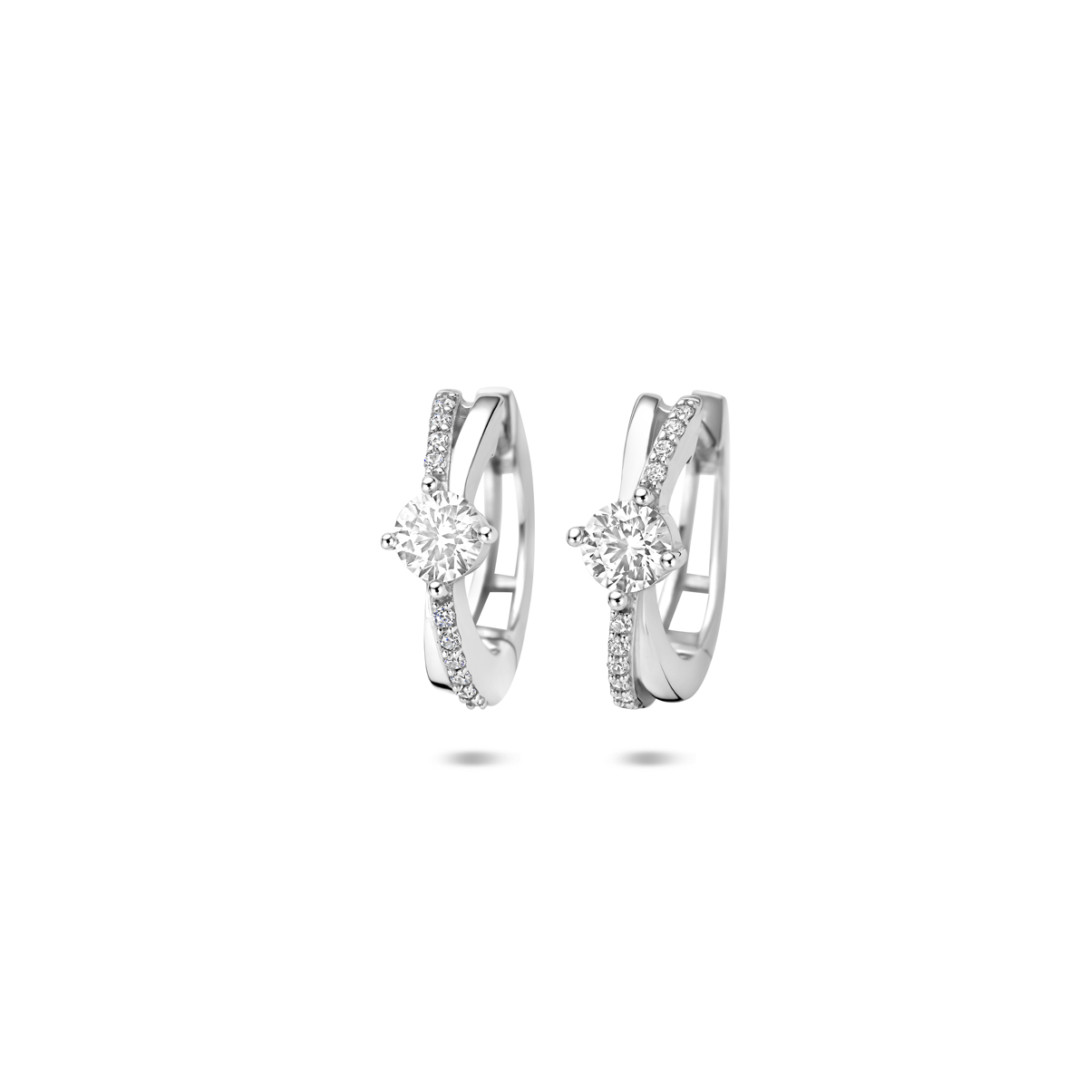 Gerhodineerd 925 zilveren klapoorringen uitgevoerd met zirkonia. De klapoorringen hebben een afmeting van 16x5,0mm.