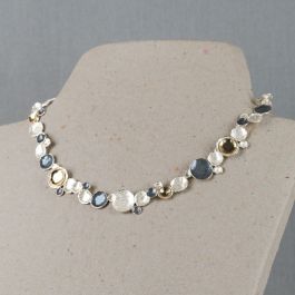 Collier gemaakt van 925 (geoxideerd) sterling zilver en zilver verguld. Hierdoor krijgt dit collier drie prachtige kleuren. Combineer het met een mooie armband, een paar oorsieraden en een ring voor een complete look!