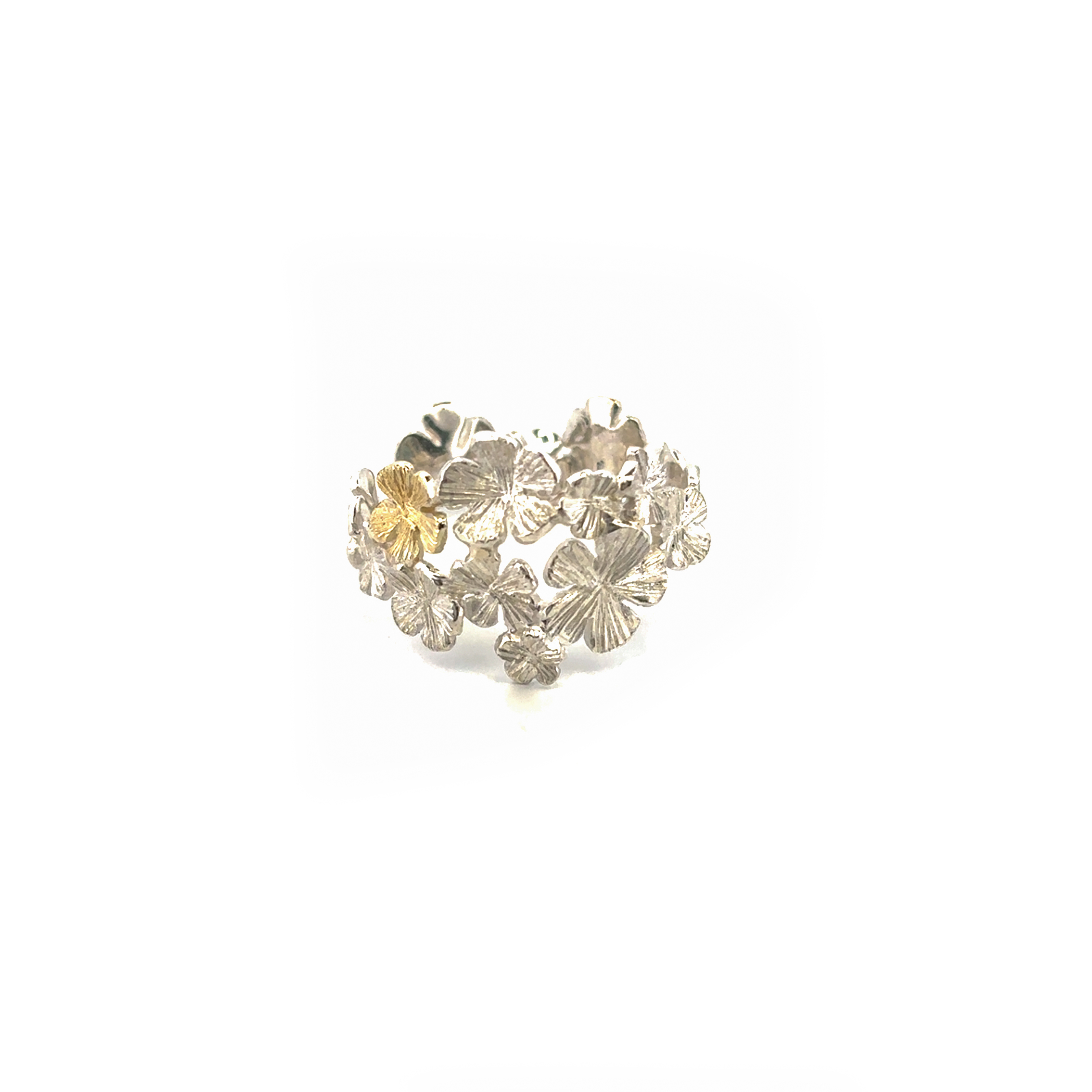 Een bijzondere ring uit een hele collectie speciaal ontworpen sieraden met vergeet me nietjes. Een klein vergeet-mij-nietje heeft een sterke symbolische waarde. De bloem staat voor trouw en oneindige liefde. Met het dragen of geven van deze gouden of zilveren sieraden geeft u een extra betekenis aan uw liefde.

Deze ring is te bestellen in maat 56/18

De ring kan op elke gewenste maat gemaakt worden. Echter na aanpassing van de ringmaat beschouwen we de ring als maatwerk. Mocht je twijfelen over de maat neem dan gerust contact op.  

Maak een afspraak en kom deze sierlijke ring passen! Of bestel haar gelijk, dan sturen we deze mooi verpakt naar je toe.
