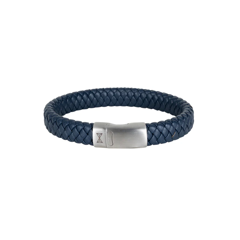 De AZE JEWELS ARMBAND AZ-BL005-P-210 heeft de volgende kenmerken: Het is een armband van echt leer met een blauwe kleur. De armband heeft geen glans en een maat van 21 cm. Deze stijlvolle armband kan het beste alleen gedragen worden of in combinatie met andere armbanden voor een gelaagde look.