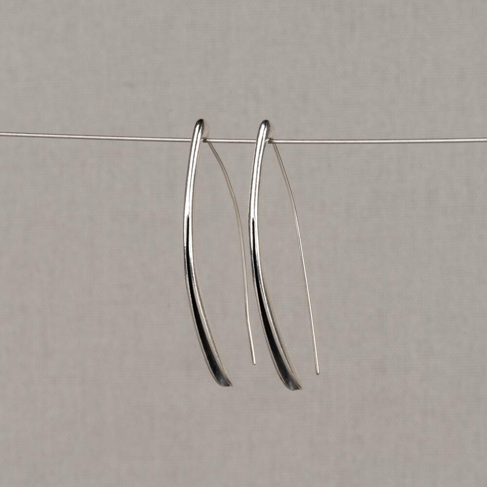 Oorbellen gemaakt van 925 sterling zilver en geoxideerd zilver. Door middel van de lange haak blijven deze oorhangers goed zitten. Combineer met andere sieraden van Jéh voor een complete look!