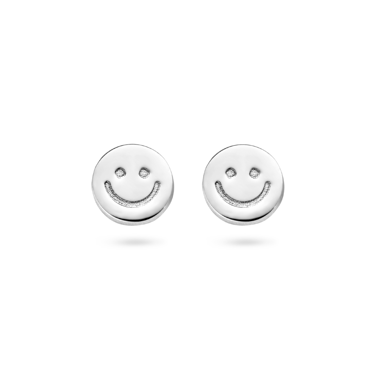Gerhodineerd 925 zilveren oorknoppen met een smiley voorstelling. De oorknoppen hebben een diameter van 6mm.