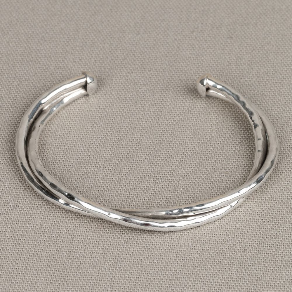 Klemarmband gemaakt van 925 sterling zilver met hamerslag. De armband heeft een gedraaid effect, wat het speels en uniek maakt! Combineer met de andere sieraden van Jéh Jewels voor een complete look.

