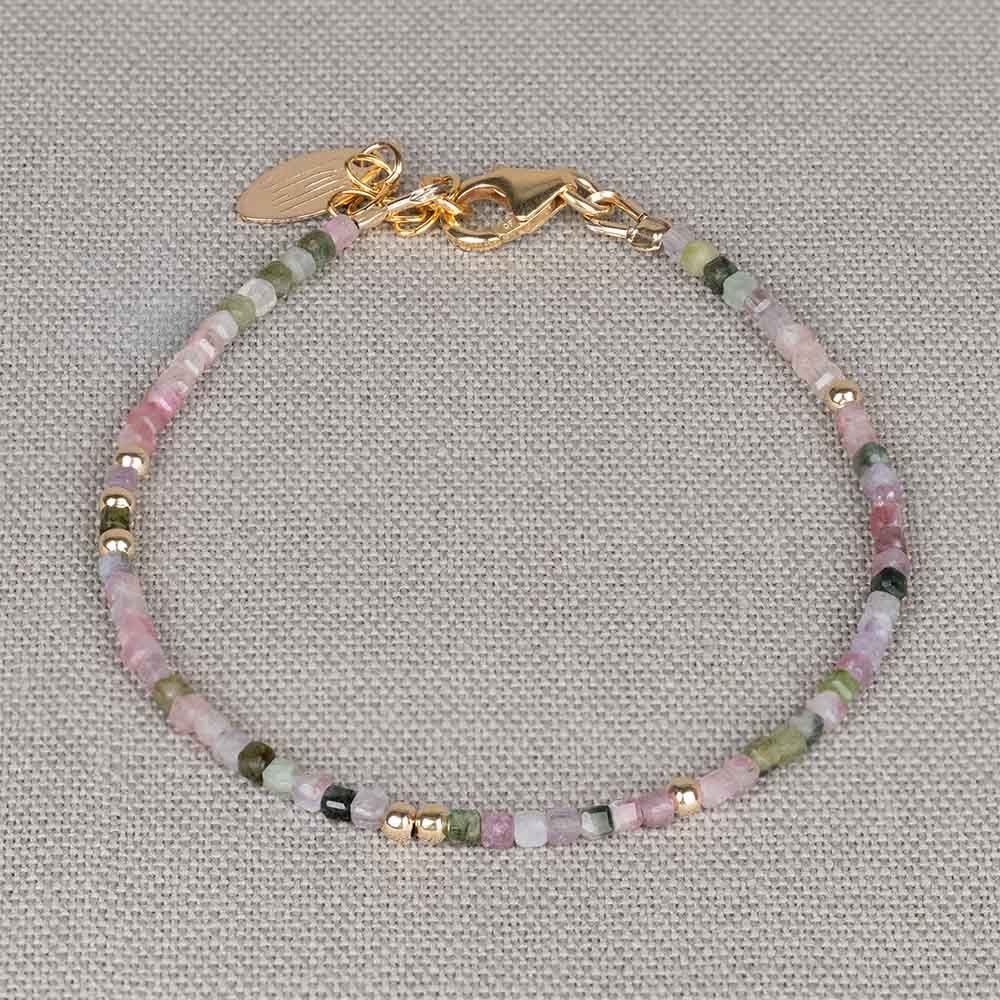 Armband gemaakt van de edelsteen Toermalijn. Deze edelsteen is een natuurproduct waardoor elk collier uniek is! Toermalijn werkt aardend, beschermend en reinigend. Deze edelsteen is zeer geschikt om te gebruiken als bescherming tegen negatieve energie. Lees alles over deze edelsteen via onderstaande button.

Combineer deze armband met het bijpassende collier voor een complete look!