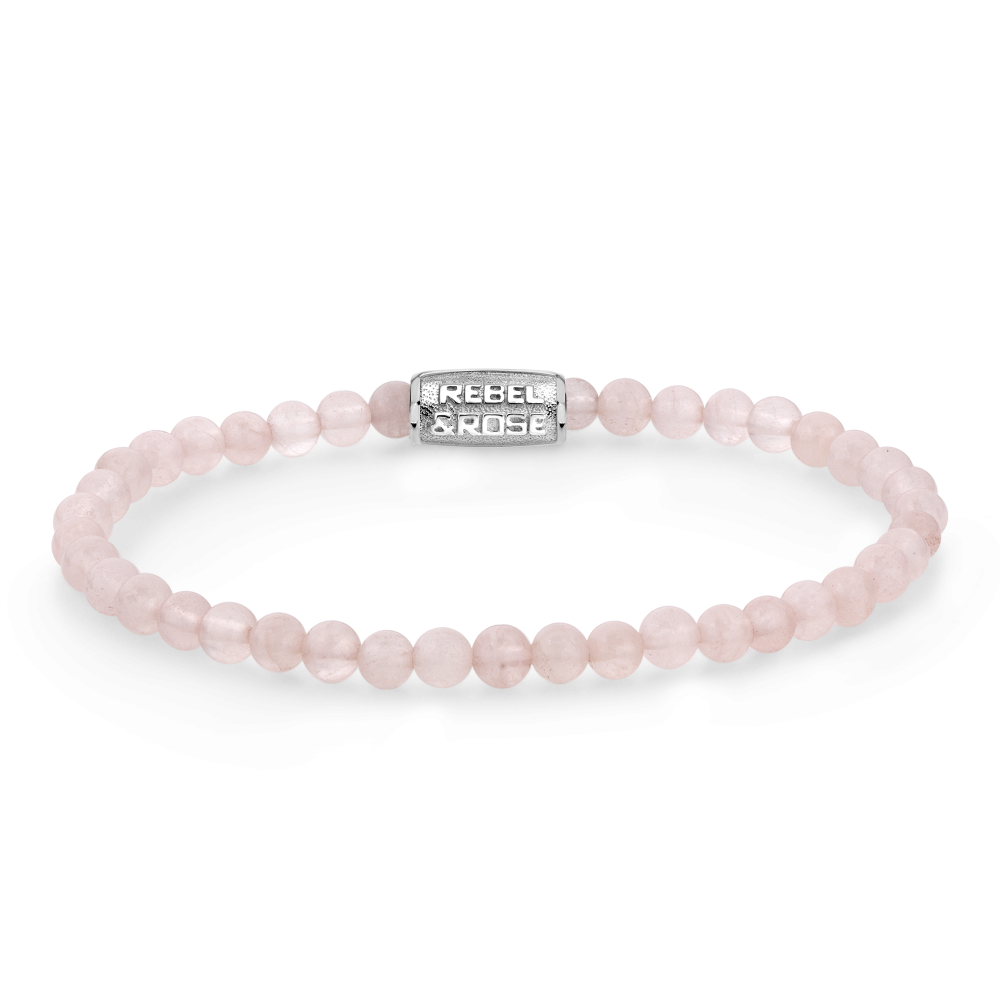 Deze armband is van het merk Rebel & Rose. Het is een damessieraad. De armband is roze van kleur.