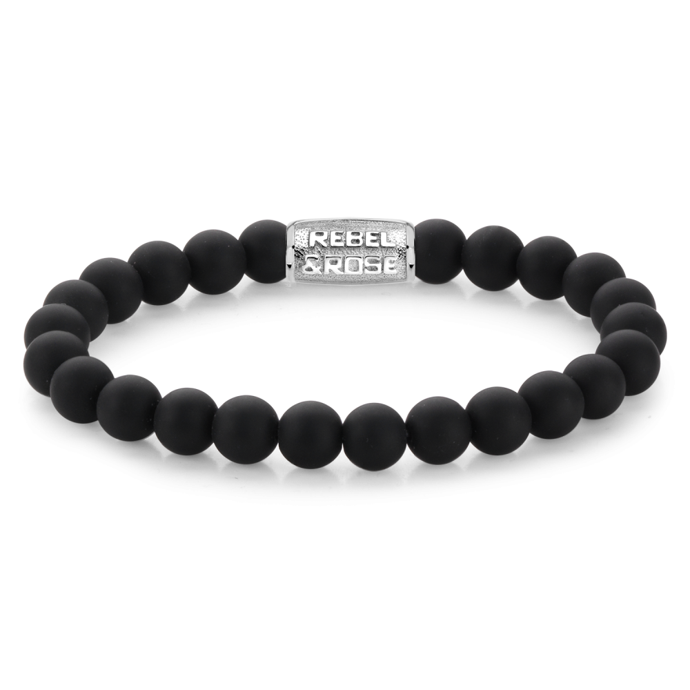 Bead armband, handgemaakt van 8mm mat zwarte Onyx stenen met een zilverkleurige sluiting. Het Rebel & Rose sieraad is makkelijk te combineren met andere zilveren, leren of kralenarmbanden.