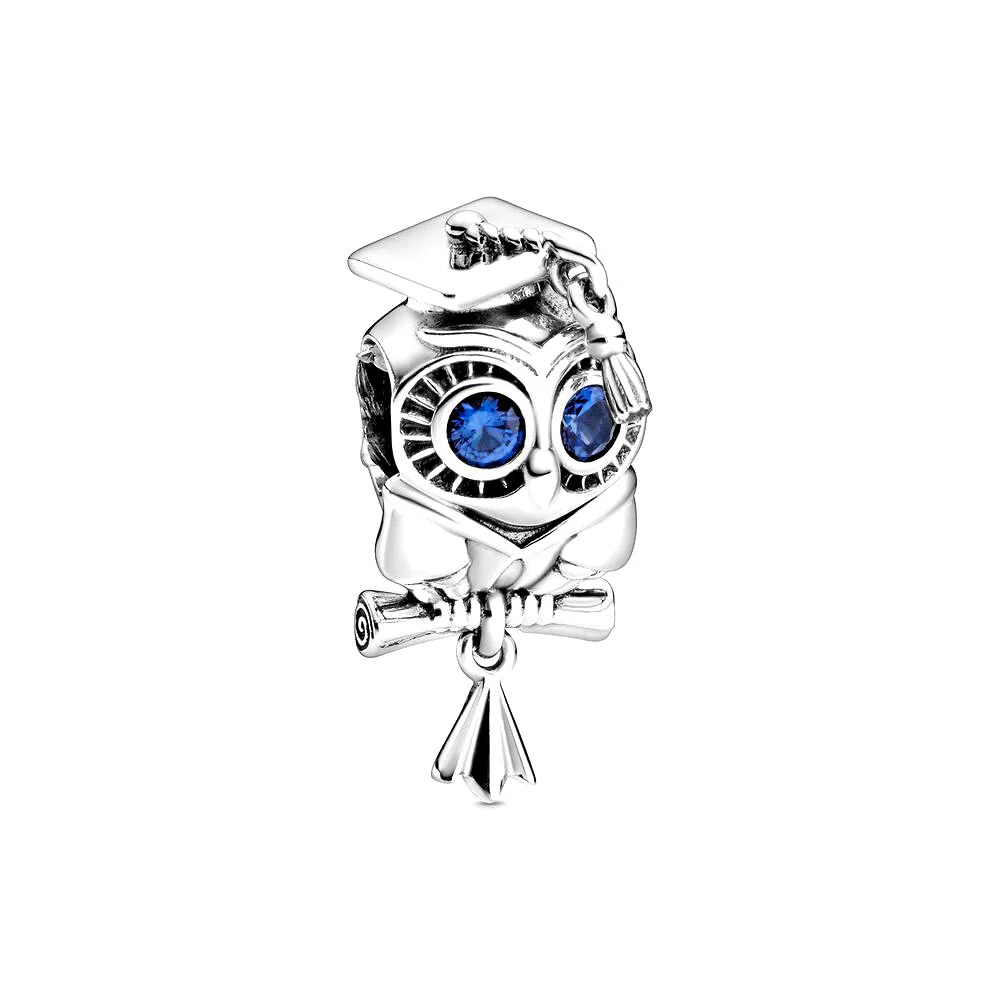 Deze prachtige Pandora bedel is een perfect cadeau voor een afstuderende student. Met de subtiele afbeelding van een afstudeerhoed en de tekst "Congratulations" zal deze bedel een blijvende herinnering zijn aan deze speciale mijlpaal. Draag deze bedel aan een Pandora armband of ketting om je prestatie trots te tonen. Een prachtig en symbolisch sieraad om elke dag te dragen.