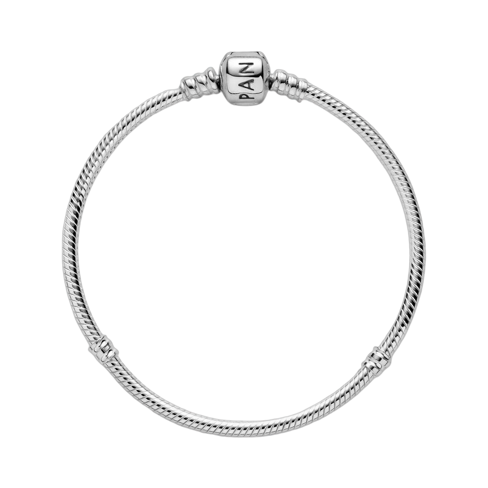 Dit Pandora armband heeft een zilveren sluiting en is perfect voor het dragen van bedels en charms. De armband is 21 cm lang en gemaakt van hoogwaardig sterling zilver. Draag hem alleen voor een subtiele look of combineer hem met andere armbanden voor een trendy stack. Het armband is gemakkelijk te sluiten met de sluiting en past om de meeste polsen. Maak jouw look compleet met dit prachtige Pandora armband!