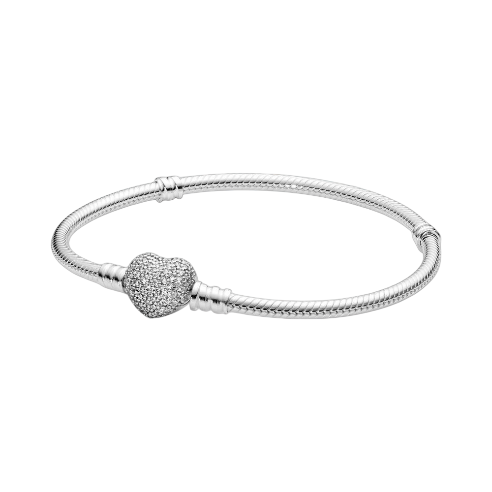 Maak jouw bedels sprankelend en romantisch met deze fantastische versie van Pandora's iconische slangenarmband. Deze gladde stijl heeft een omkeerbare, hartvormige en met de hand afgewerkte sluiting van sterling zilver, met fonkelende steentjes in pavé-zetting aan de ene kant en het Pandora-logo in reliëf aan de andere kant. Draai de sluiting gewoon om voor een totaal andere look. Draag deze armband zonder opsmuk of vul hem met je favoriete Pandora bedels.