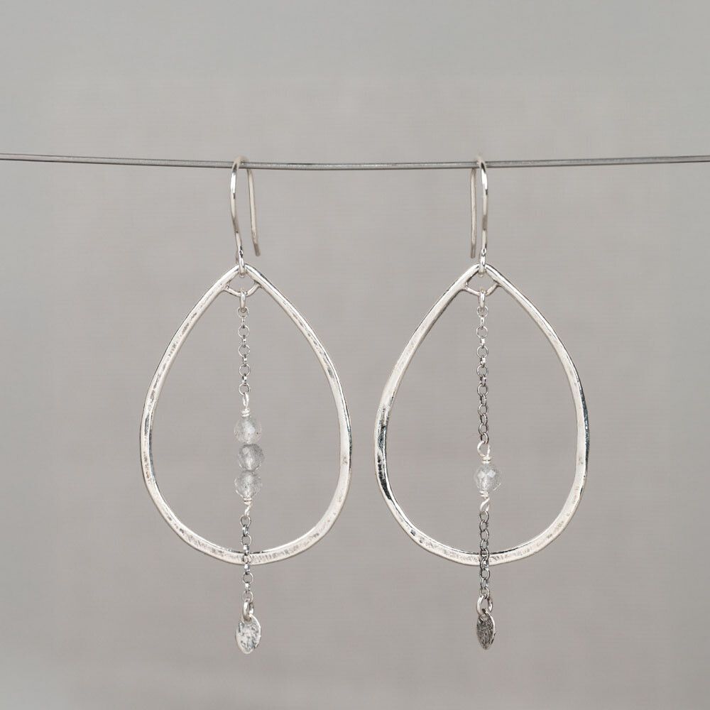 Oorbellen gemaakt van 025 sterling zilver met daaraan een slinger met Labradoriet. De oorbellen zijn asymmetrisch, aan de ene oorbel hangt een slinger met 1 steen en aan de andere 3 stenen. Dit maakt het sieraad uniek en speels! Combineer deze oorbellen met een mooi collier, een ring en armband voor een complete look!

