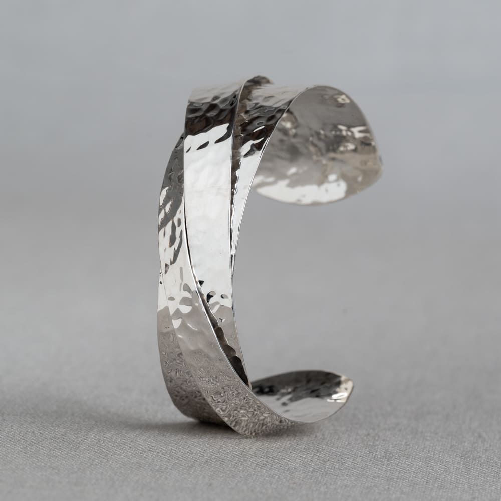 Klemarmband gevlochten gemaakt van 925 sterling zilver. Een opvallende, mooie armband die perfect te combineren is met mooie oorbellen, een ring en collier van Jéh Jewels voor een complete look!