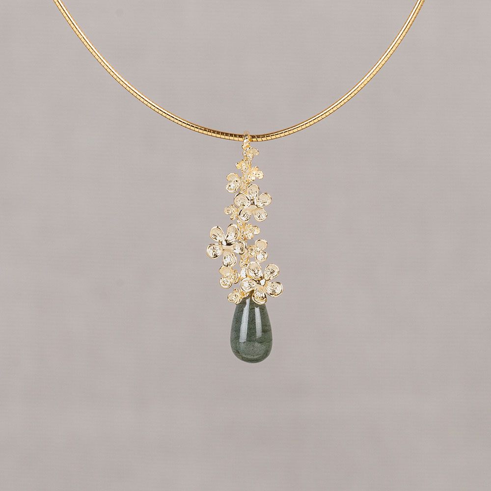 Hanger gemaakt van 14 karaat goud in combinatie met de edelsteen Labradoriet. Deze hanger kan perfect gecombineerd worden met de andere sieraden uit de Blossom-lijn.