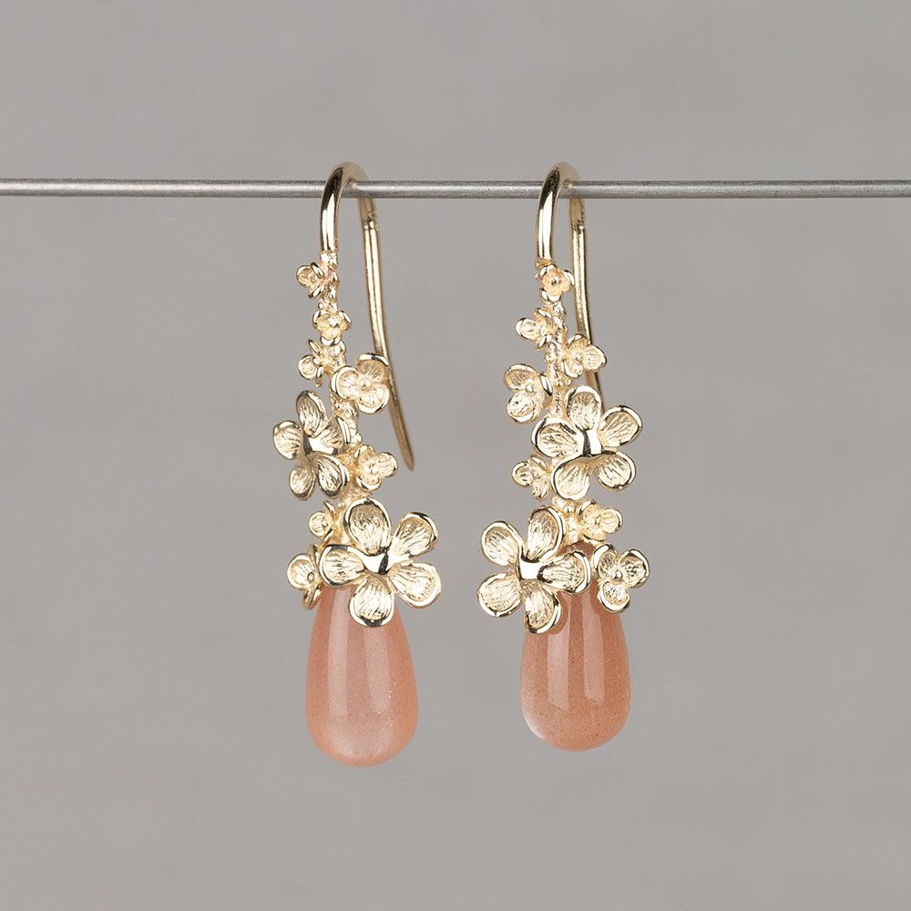 Oorhanger gemaakt van 14 karaat goud in combinatie met de edelsteen Oranje Maansteen. Deze oorhanger kan perfect gecombineerd worden met de andere sieraden uit de Blossom-lijn.