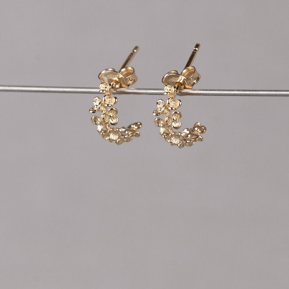 Oorsteker rond gemaakt van 14 karaat goud. Deze oorstekers kunnen perfect gecombineerd worden met de andere items uit de Blossom-lijn.