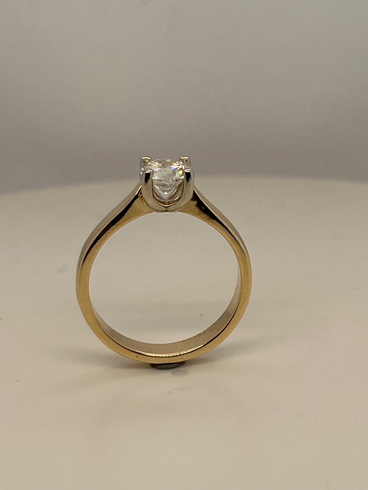 De 14krt. geelgouden solitair ring met diamant heeft een briljante 0.56 ct diamant in een verfijnd ontwerp. Deze ring, modelnummer ALEXDRV88, is gemaakt van hoogwaardig goud en heeft maat 55. Draag deze elegante ring als een opvallend solo-item of combineer met andere gouden sieraden voor een verfijnde look. Perfect voor elke speciale gelegenheid.