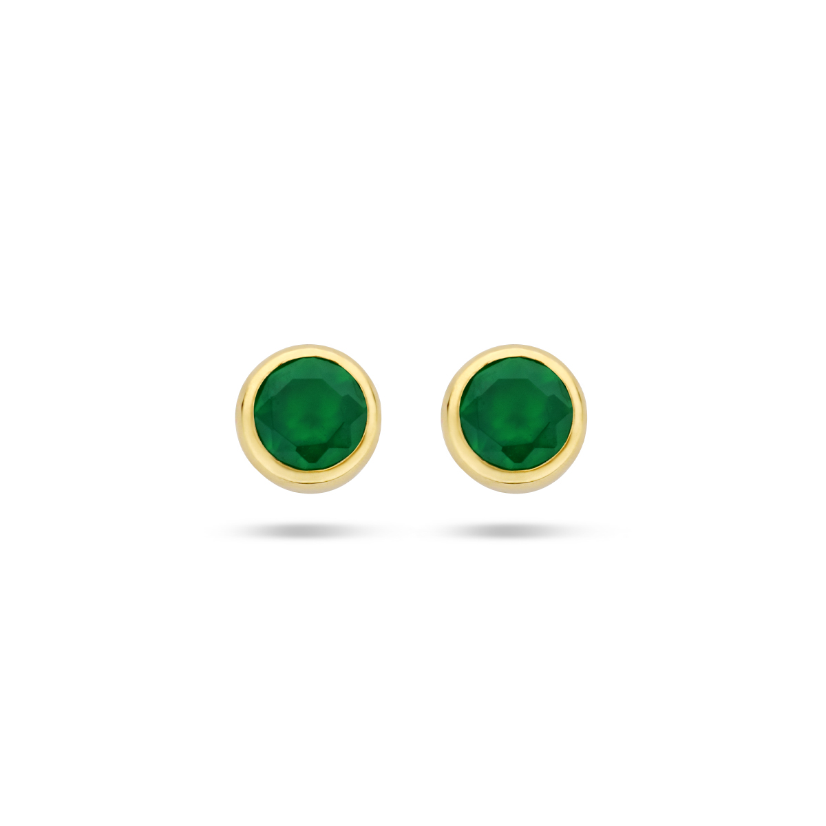 14k Geelgouden oorknoppen uitgevoerd met schitterend groen agaat. De oorknoppen hebben een diameter van 4.5mm.
