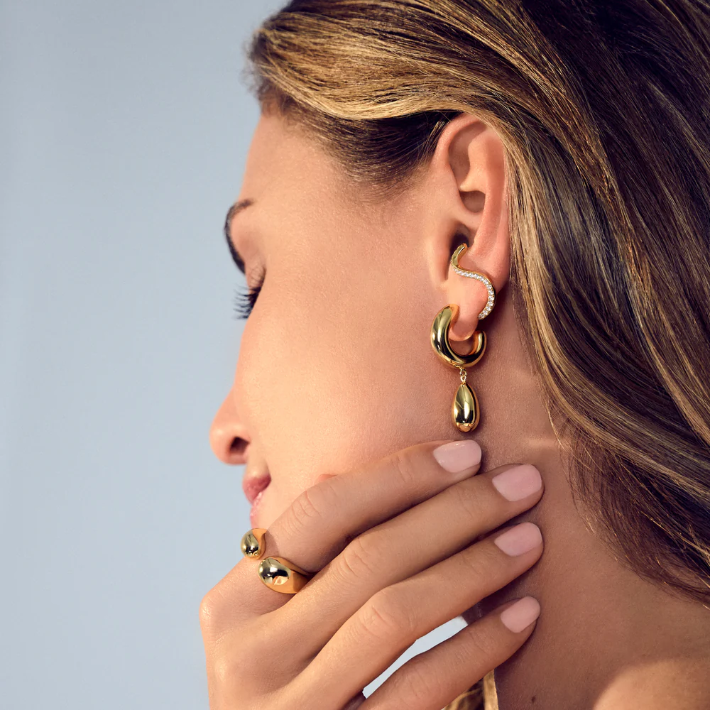 Het product met modelnummer SJ-E2587-YG is een prachtig sieraad dat behoort tot de categorie juwelen en is specifiek een paar hangoorbellen. Deze elegante oorbellen zijn perfect voor zowel formele als informele gelegenheden. Combineer ze met een bijpassende ketting voor een verfijnde look of draag ze solo voor een subtiele elegantie.