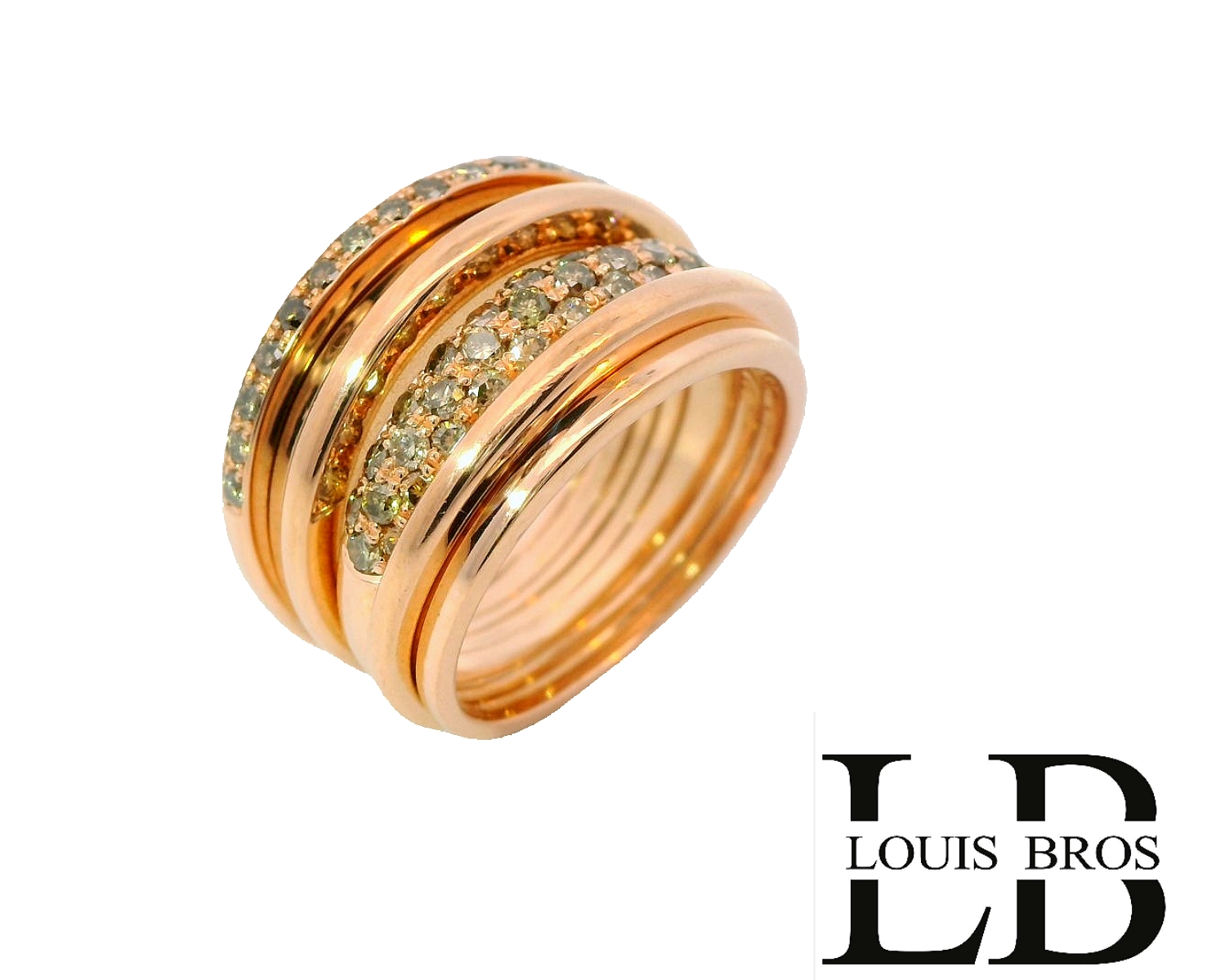 Deze ring van Louis Bros is vervaardigd uit 14 karaat roségouden (12.40 gr.) en is gezet met 70 briljant geslepen diamanten met een totaalgewicht van 0.75ct. 
Deze ring met een modern design, bezet met bruine diamanten, is een stijlvolle en unieke keuze. Het warme roségoud benadrukt de diepe, rijke tonen van de bruine diamanten, terwijl de strakke lijnen in het ontwerp zorgen voor een eigentijdse en verfijnde uitstraling. Deze combinatie van moderne geometrie en de aardse schittering van bruine diamanten creëert een gedurfde, maar elegante look. Perfect voor wie houdt van een subtiele, maar opvallende stijl, is deze ring een toonbeeld van eigentijdse luxe en verfijning.
De ring is verkrijgbaar in meerdere afmetingen.