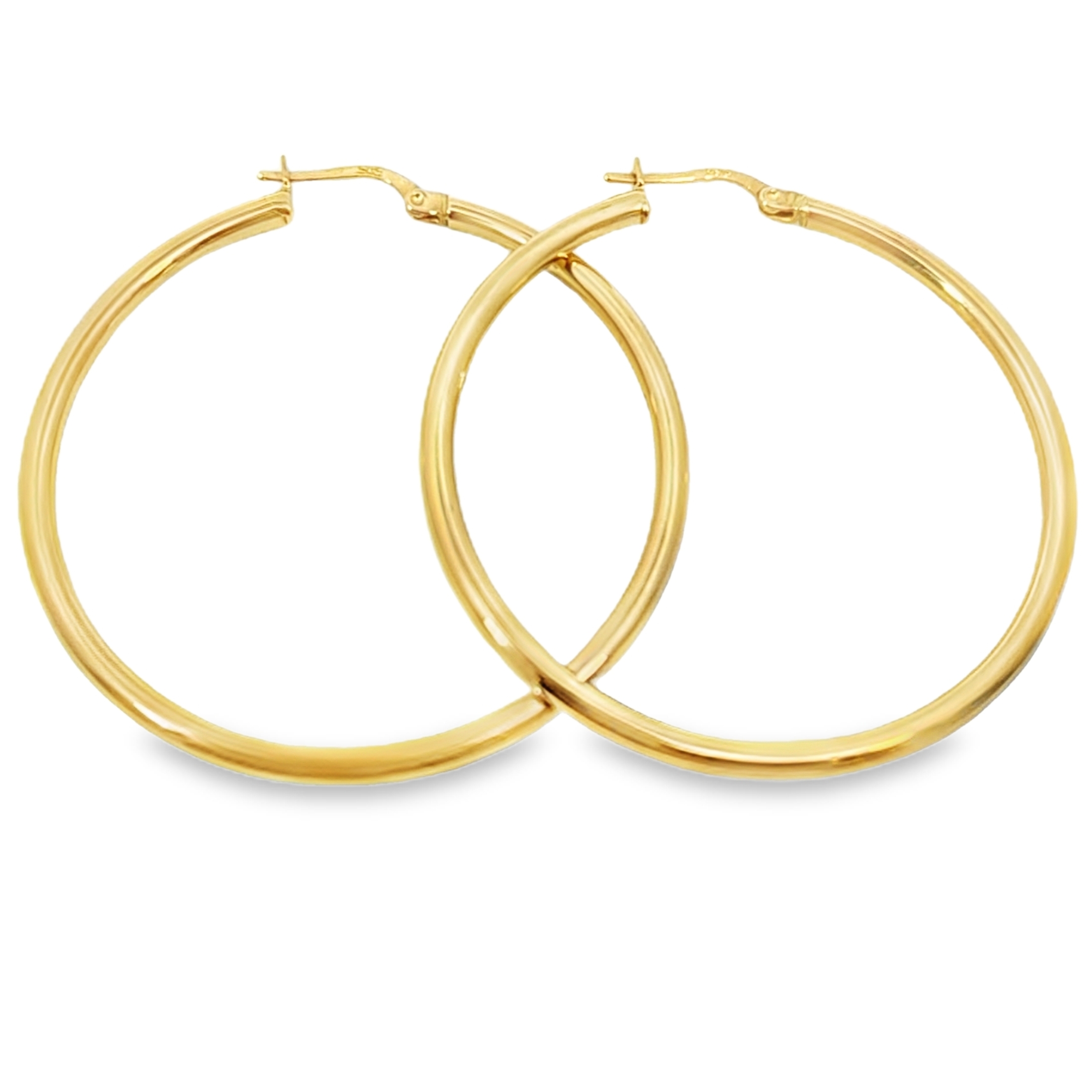 Deze prachtige geelgouden oorringen (13.44 gr) zijn een tijdloze toevoeging aan elke sieradencollectie. Gemaakt van 14 karaat goud, bieden ze een luxueuze uitstraling met een warme, glanzende afwerking. Met een diameter van 60 mm en een dikte van 4 mm, hebben deze creolen een elegante, maar opvallende look die zowel bij casual als chique outfits past.

De stevige sluiting zorgt voor een comfortabele en veilige pasvorm, waardoor je ze moeiteloos de hele dag kunt dragen. Perfect als cadeau of als verfijnde aanvulling op je eigen sieradencollectie!