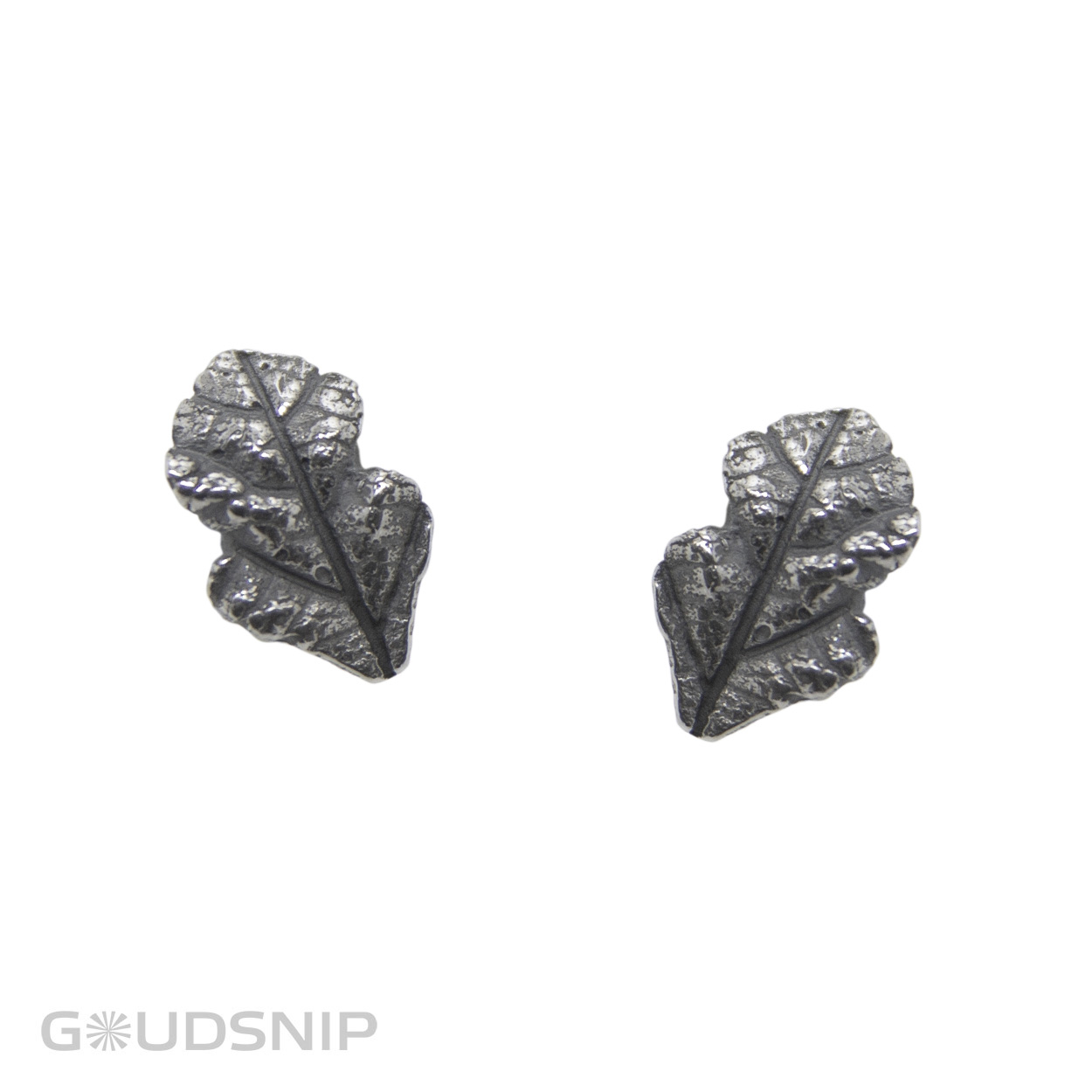 Handmade geoxideerd zilveren oorstekers, geïnspireerd op de natuur. Deze oorsieraden zijn ontworpen en vervaardigd in ons atelier. 