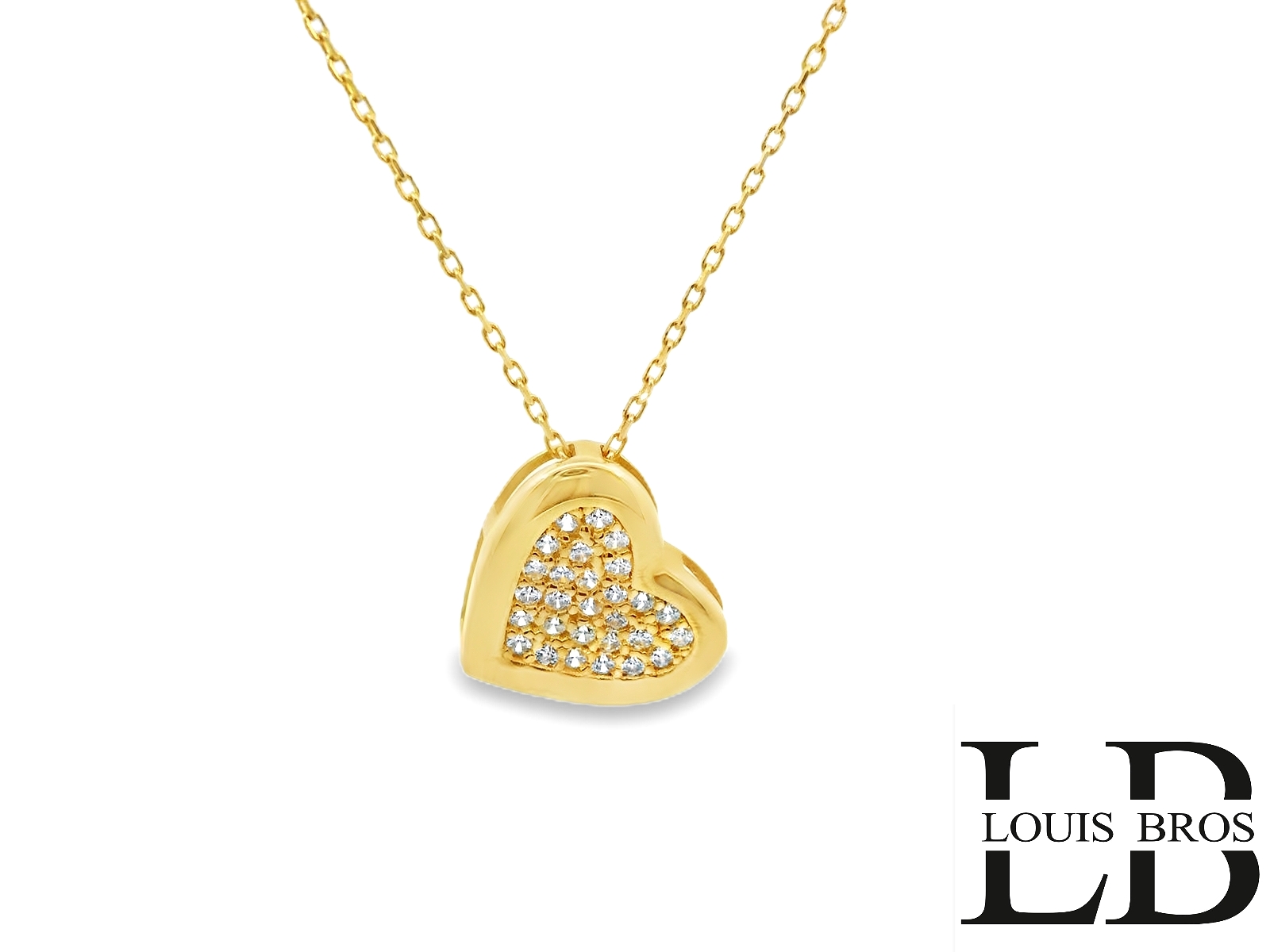 Dit schitterende geelgouden collier (1.87 gr) straalt pure elegantie en romantiek uit. Gemaakt van 14 karaat goud, heeft de ketting een warme, luxueuze glans die perfect samengaat met de prachtige hartvormige hanger.

De hanger is verfijnd bezet met fonkelende zirkonia’s, die het licht op een betoverende manier weerkaatsen en zorgen voor een subtiele, maar opvallende schittering. Dit sieraad is perfect om liefde en genegenheid te symboliseren, waardoor het een ideaal cadeau is voor een geliefde of een waardevolle toevoeging aan je eigen sieradencollectie.

Dankzij de stevige sluiting en het comfortabele ontwerp is dit collier geschikt voor zowel dagelijks gebruik als speciale gelegenheden. Een tijdloos en elegant sieraad dat elke outfit compleet maakt! 