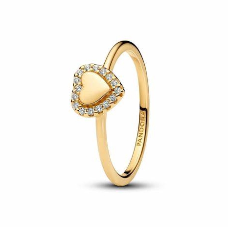 Maak het persoonlijk met de Graveerbare Hart Halo Ring. Deze met 14k goud vergulde ring heeft een hartvormog middenstuk omringd door sprankelend pavé. Het gepolijste hart kan worden gegraveerd met je persoonlijke boodschap. Kies initialen, een datum of een kleine herinnering waarvan jij, of de ontvanger, een glimlach op het gezicht zal krijgen. Het eindresultaat is een slank sieraad met een unieke betekenis.