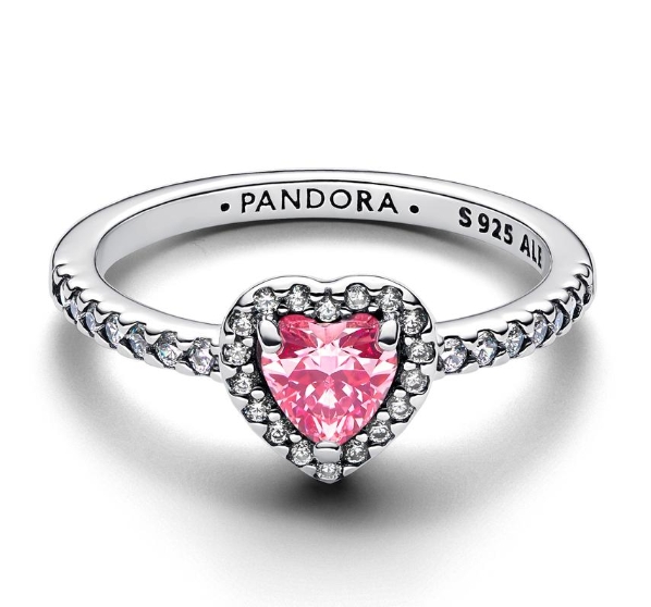 Een glinsterend roze hart, verhoogd en omringd door pavé, symboliseert liefde en dankbaarheid. Dit elegante ontwerp met extra sprankeling langs de band geeft elke look warmte en glans.