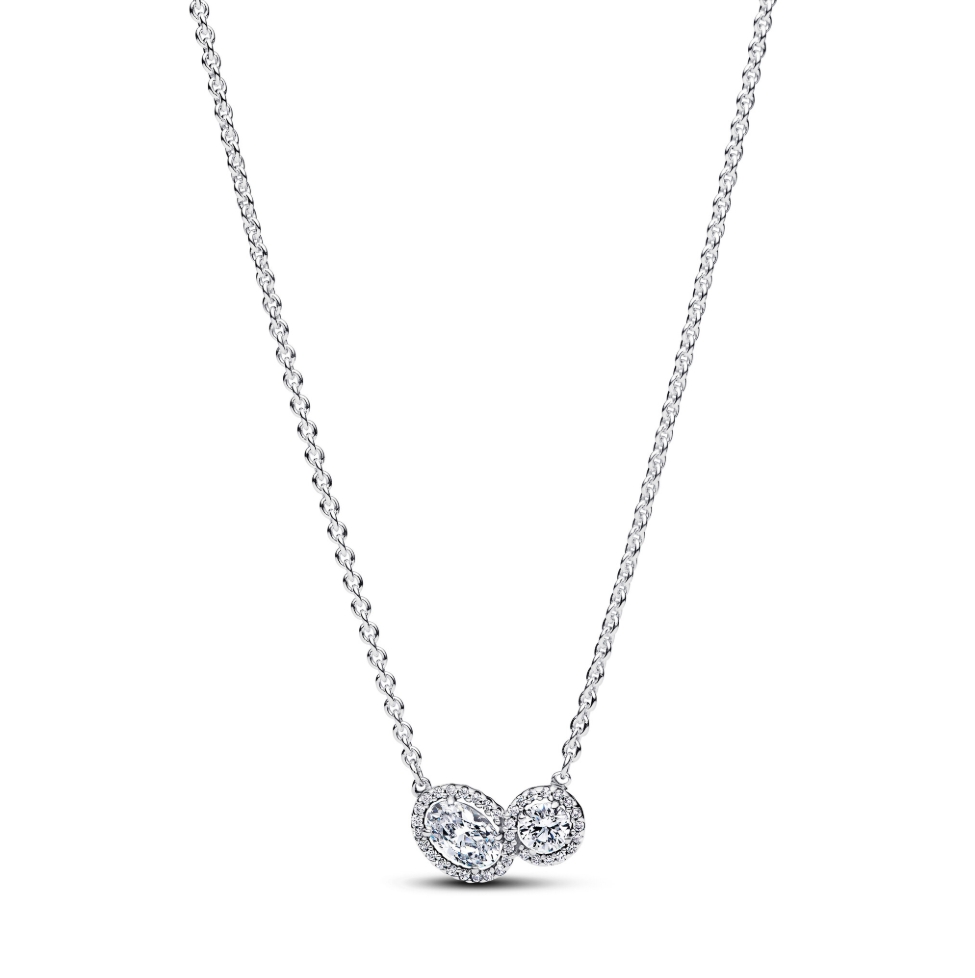 Twee schitterende stenen, verbonden door een halo van pavé, symboliseren de schoonheid van verbondenheid. Dit tijdloze ontwerp met een verstelbare halsketting en een delicate accentsteen, staat voor liefde en samenzijn.