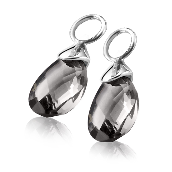 De ZINZI OORHANGERS DAMES ZICH1171Z zijn elegante zilveren oorhangers met een grijze tint. Ze hebben een afmeting van 19 mm en zijn nikkelvrij. Deze pendeloorbellen zijn perfect voor zowel casual als chique gelegenheden. Draag ze met opgestoken haar om hun subtiele glans en verfijnde ontwerp optimaal tot hun recht te laten komen.